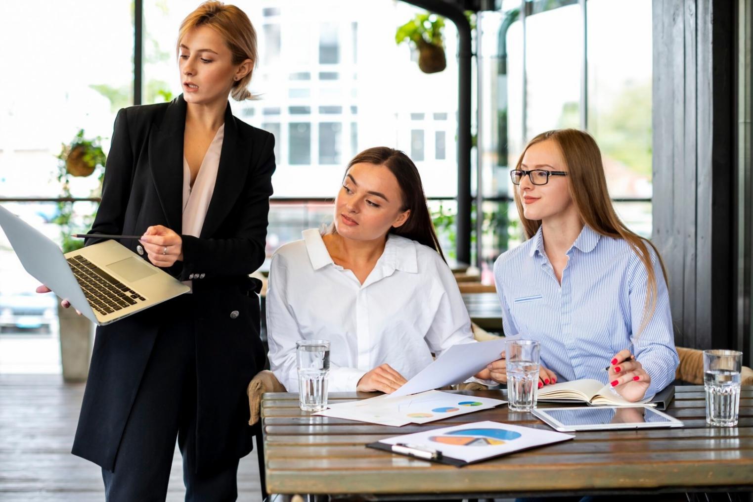 Moderní kancelář varionthra s profesionálním týmem